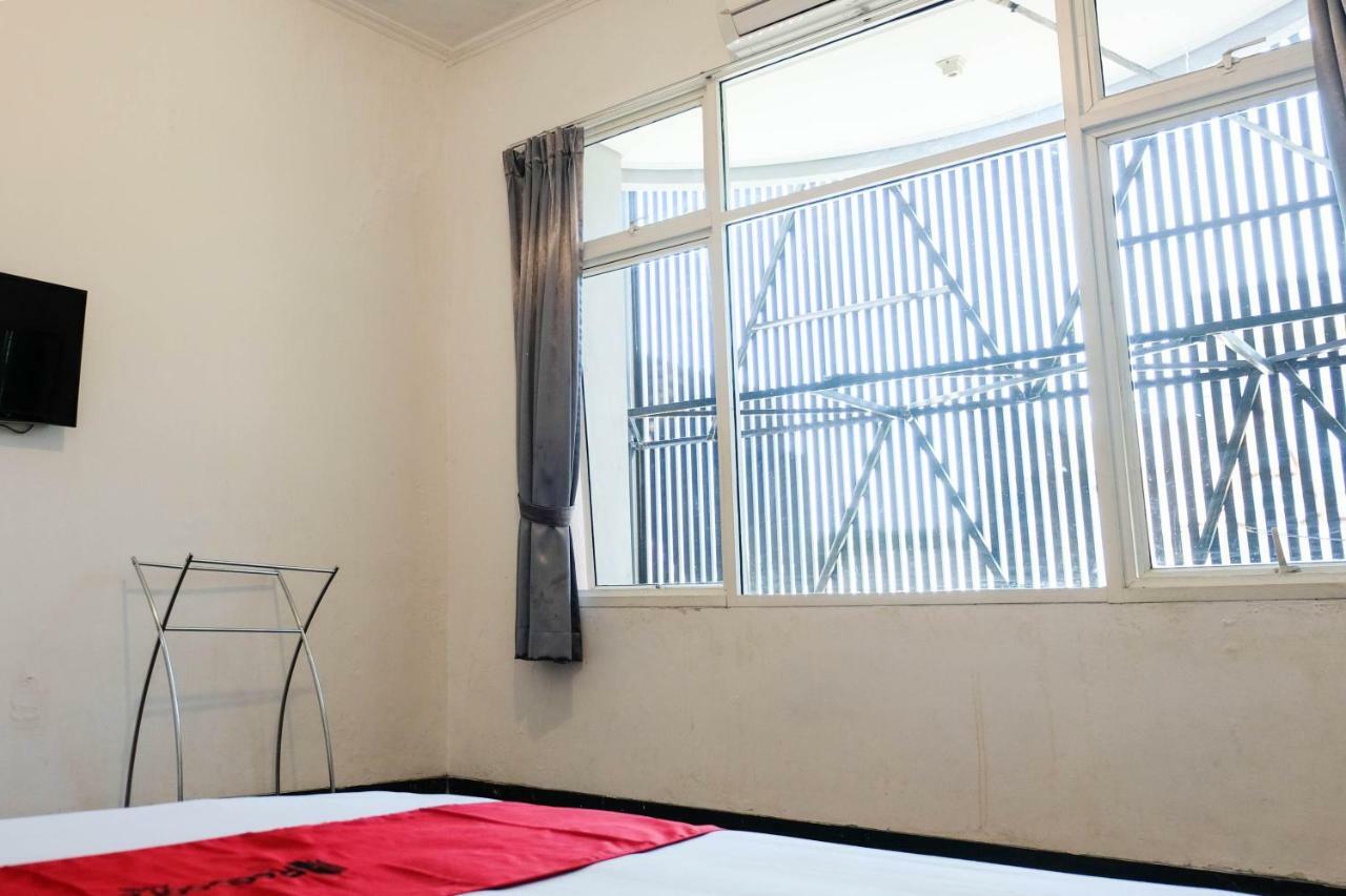 Reddoorz Near Ahmad Yani Airport 3 Hotel Semarang Exterior photo