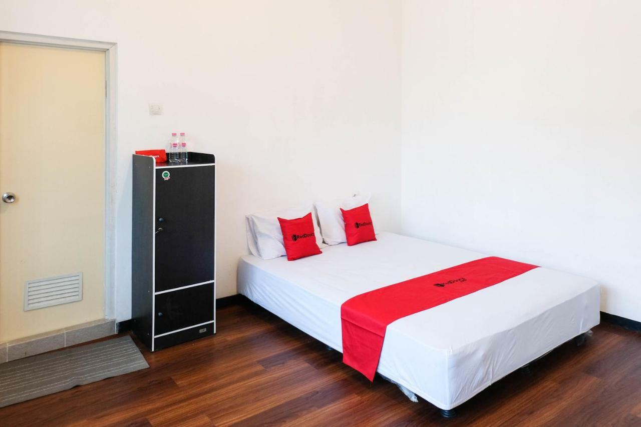 Reddoorz Near Ahmad Yani Airport 3 Hotel Semarang Exterior photo